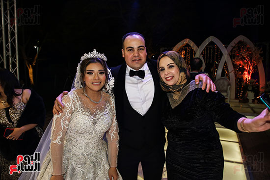 عمرو صحصاح وشقيقته وعروسته آية كمال