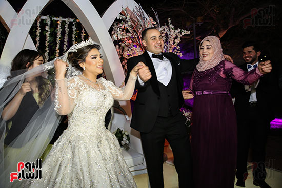 شقيقة عمرو صحصاح تشاركه فى حفل زفافه على آية كمال