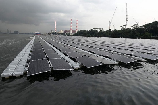 منظر عام لمزرعة طاقة شمسية عائمة في البحر