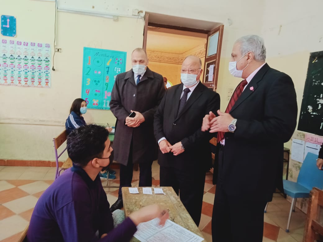 محافظ القاهرة يتفقد لجان امتحانات الشهادات الاعدادية