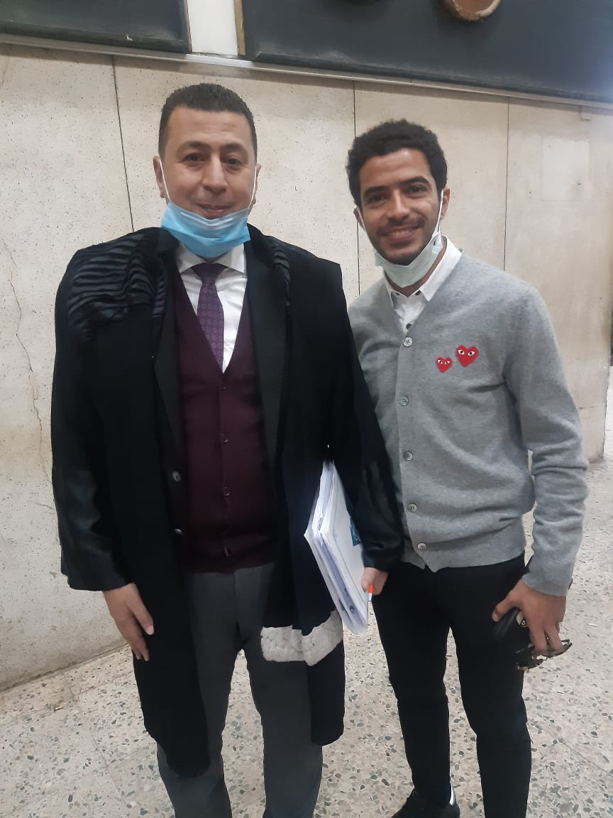 عمر جابر لاعب نادى بيراميدز مع محاميه شعبان سعيد (1)