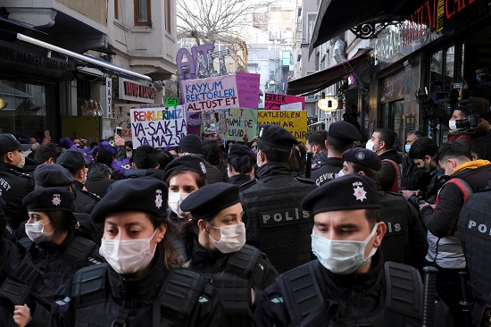 الشرطة التركية تواجه المتظاهرين