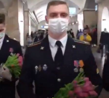الشرطيون يوزعون الورود