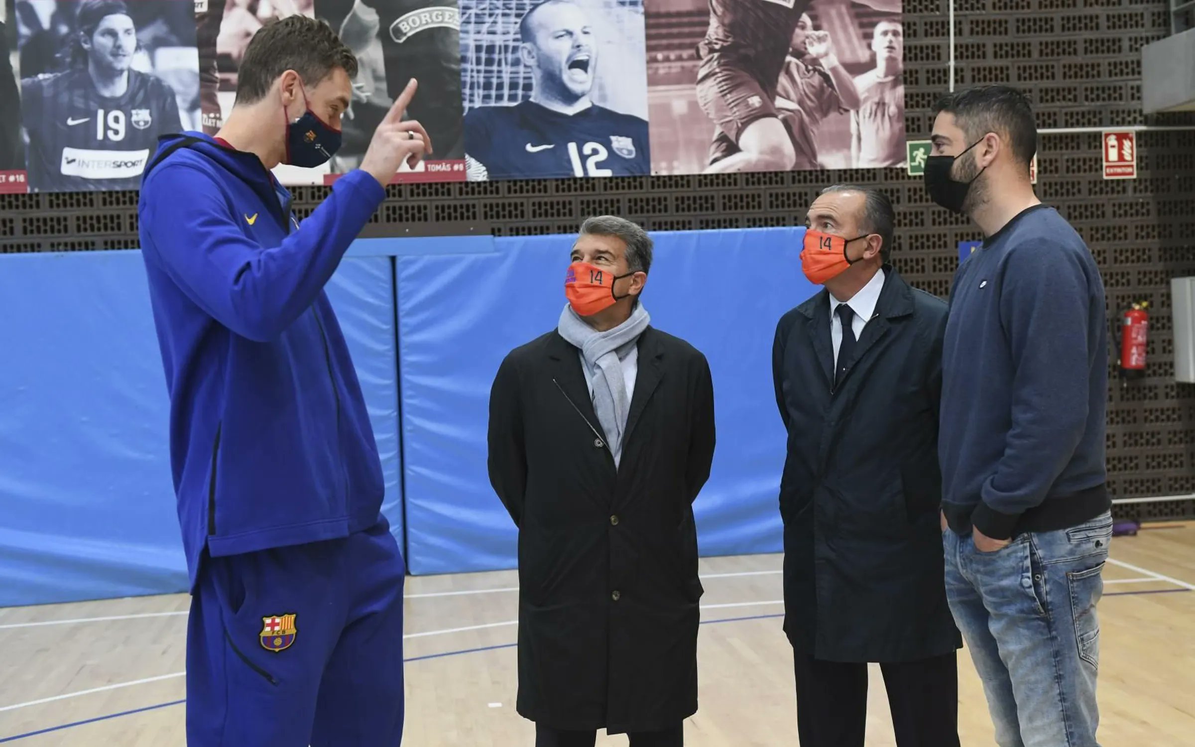 لابورتا مع جاسول لاعب سلة برشلونة
