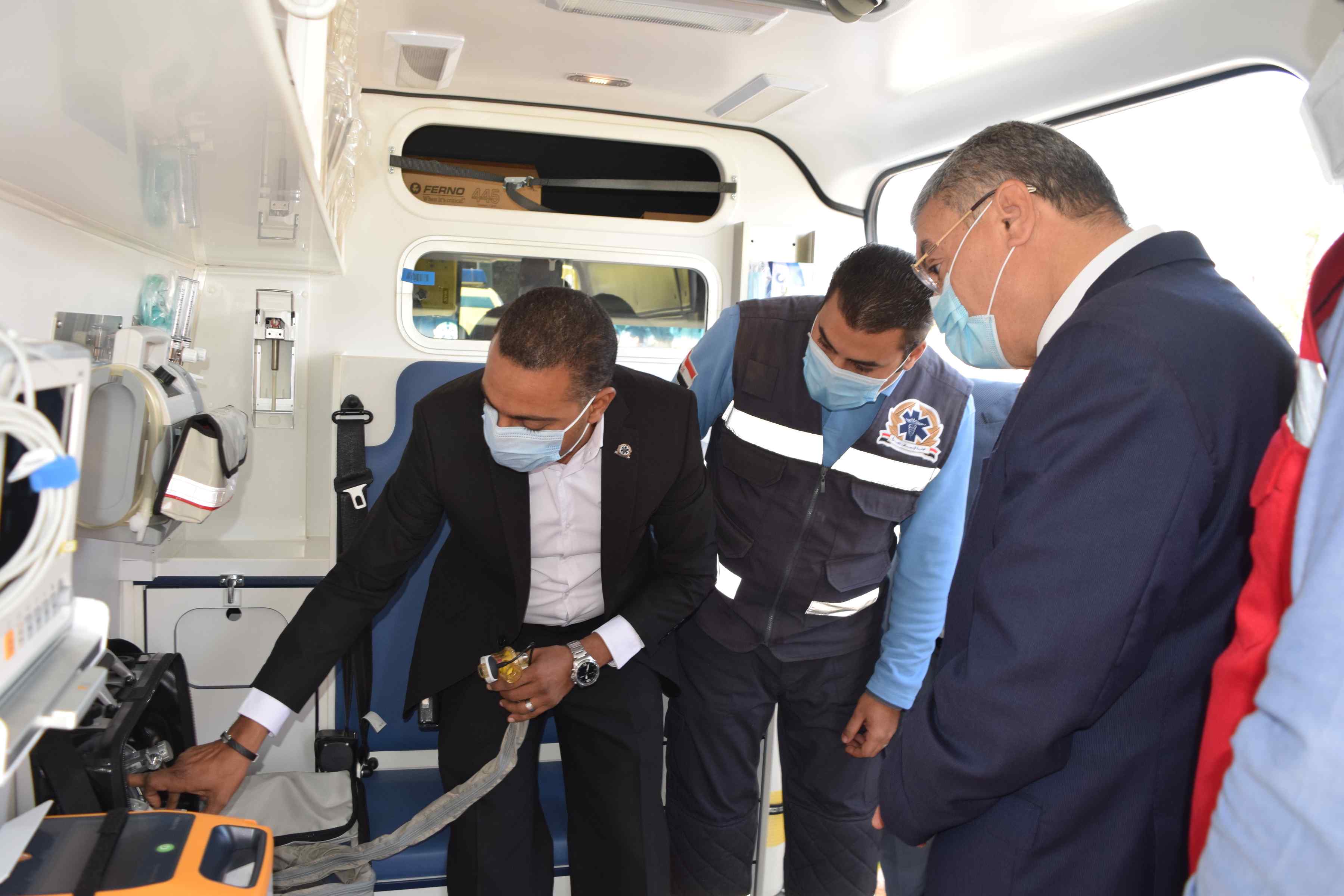 محافظ المنيا يتفقد سيارات الاسعاف
