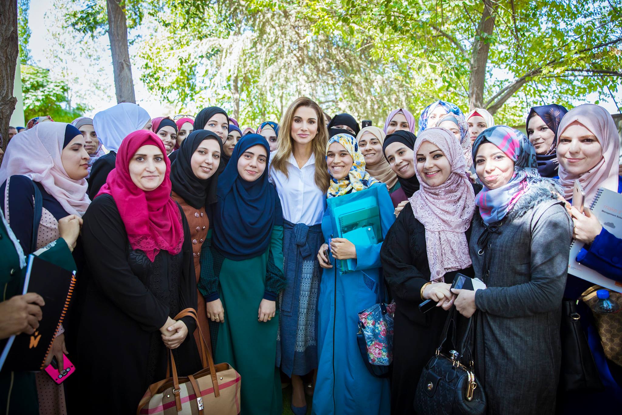 الملكة رانيا تتوسط مجموعة من الفتيات