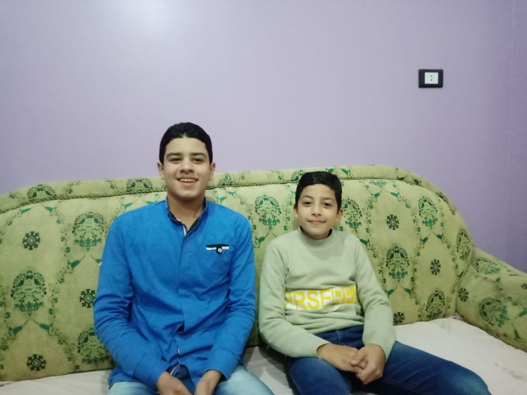 محمد وشقيقه عمر خلال الإنشاد