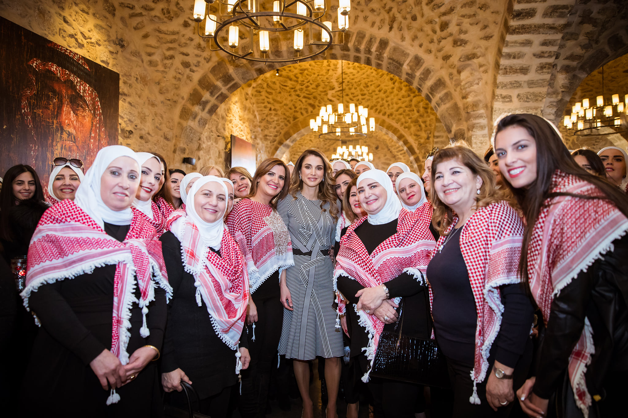 الملكة رانيا تتوسط مجموعة من السيدات