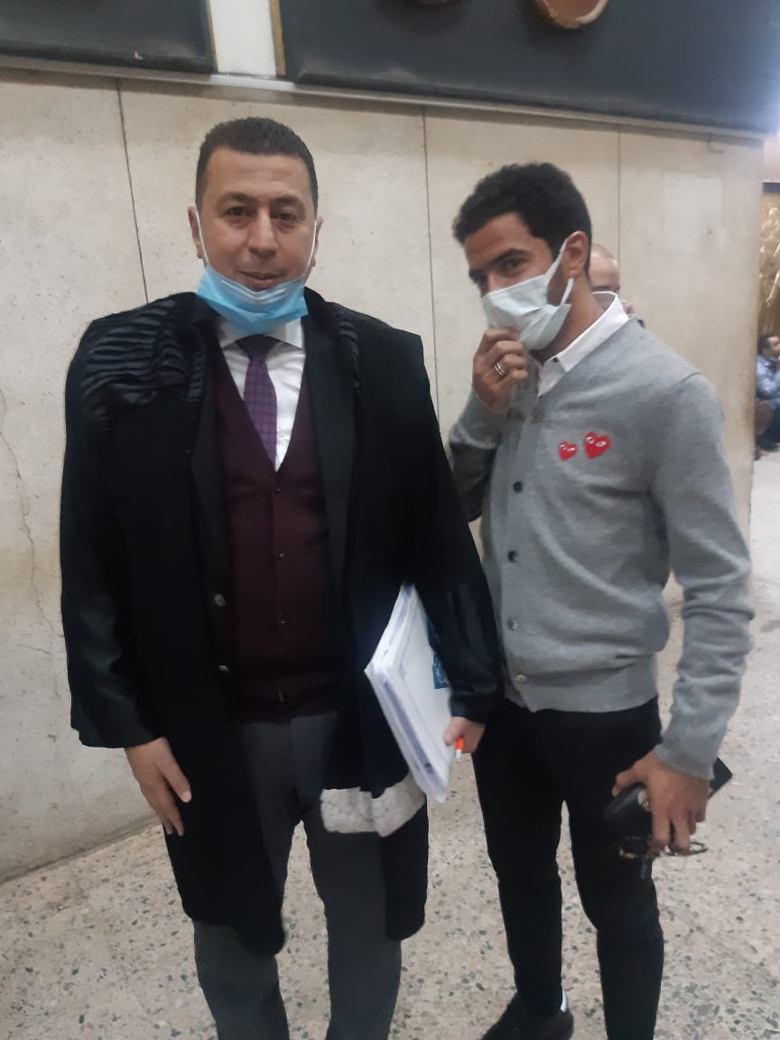 عمر جابر لاعب نادى بيراميدز مع محاميه شعبان سعيد (2)