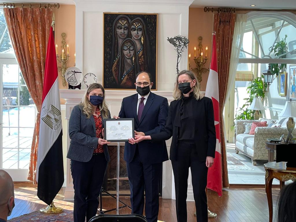 السفير أحمد أبو زيد سفير مصر لدى كندا خلال تسلمه القطعة الاثرية