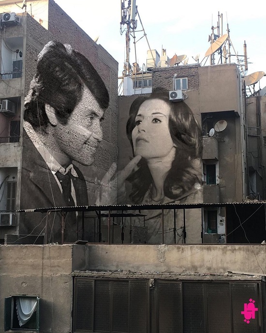 حسين فهمي وميرفت أمين على أحد المباني