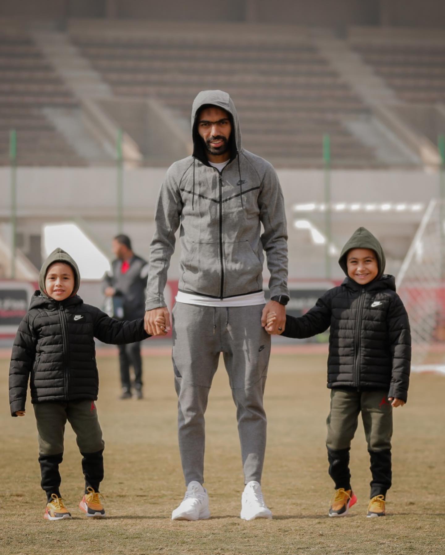 حسين الشحات مع أولاده  (4)