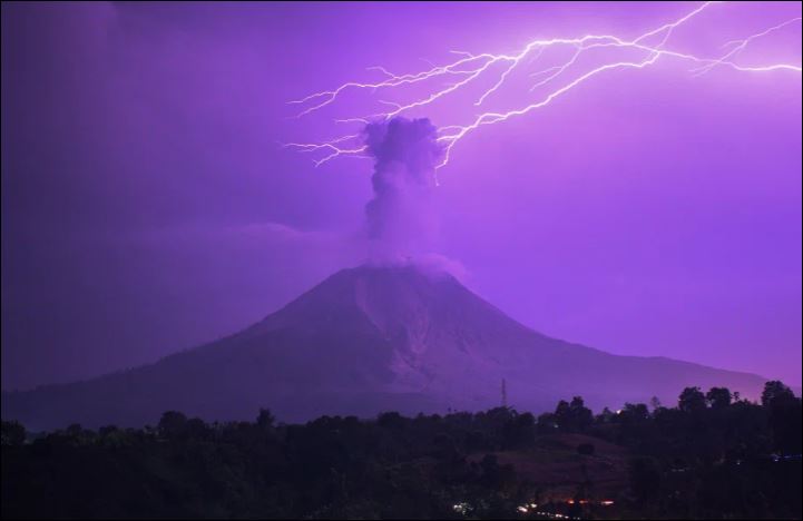30312-السماء-تتحول-إلى-اللون-الأرجوانى-فوق-بركان-ثائر-بإندونيسيا