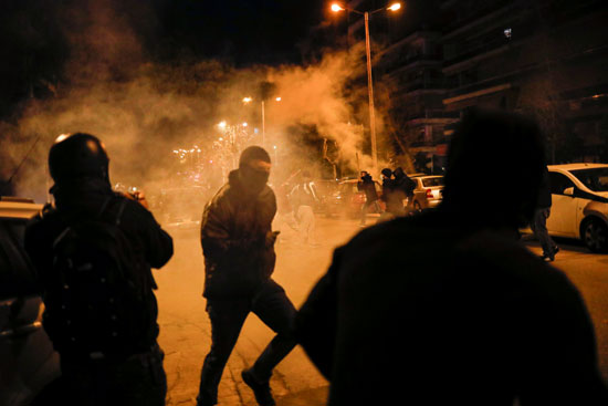  صدامات عنيفة فى اليونان لليوم الثانى على التوالى بسبب تدابير الإغلاق (5)