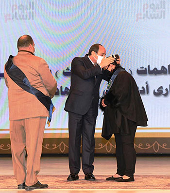 قبلة من الرئيس السيسى فوق جبين والدة شهيد