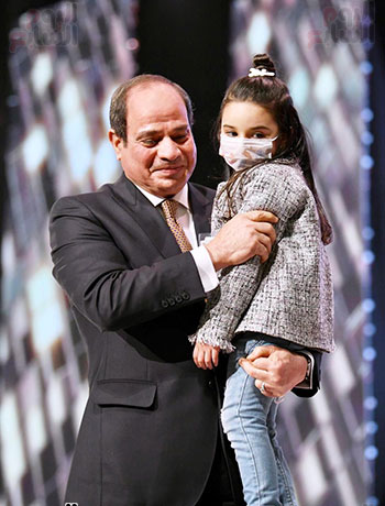 الرئيس السيسى يحتضن بابوة ابنة شهيد