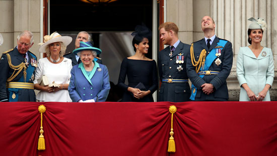 العائلة المالكة فى بريطانيا من شرفة قصر باكنجهام