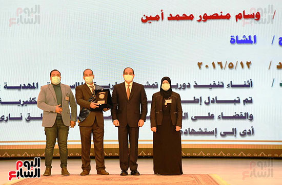 الرئيس السيسى يكرم اسرة الشهيد وسام منصور