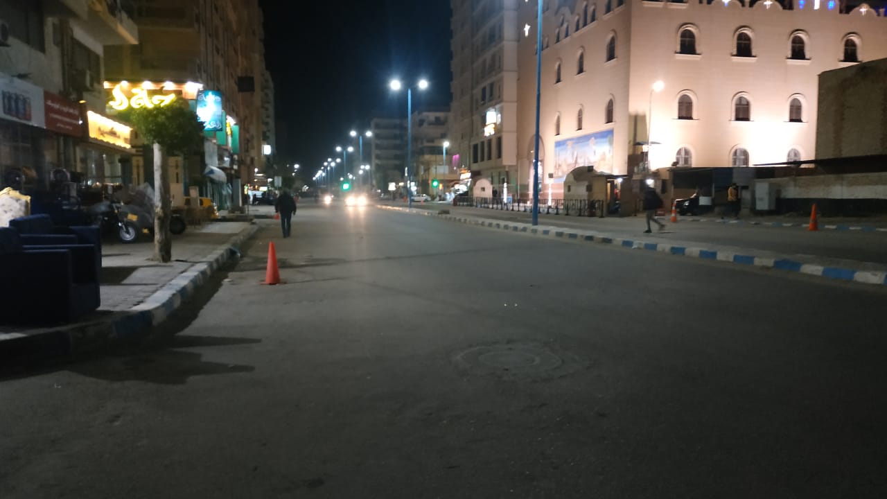 وسط شوارع مطروح بعد اغلاق المحلات في مواعيدها