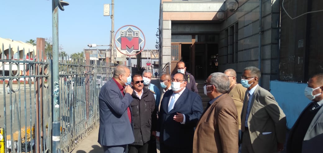 الدكتور ماجد نجم رئيس جامعة حلوان يتفقد محطة مترو حلوان