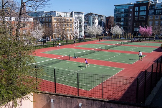 تنشط ملاعب التنس في شارع تانر في بيرموندسي جنوب شرق لندن