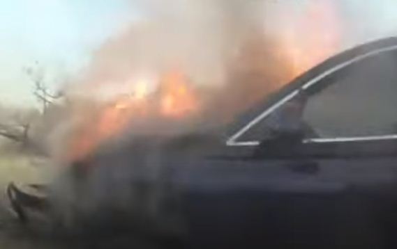 السيارة تحترق