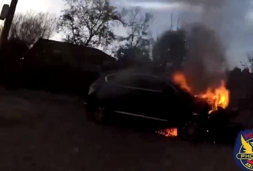 السيارة تحترق قبل عملية الانقاذ