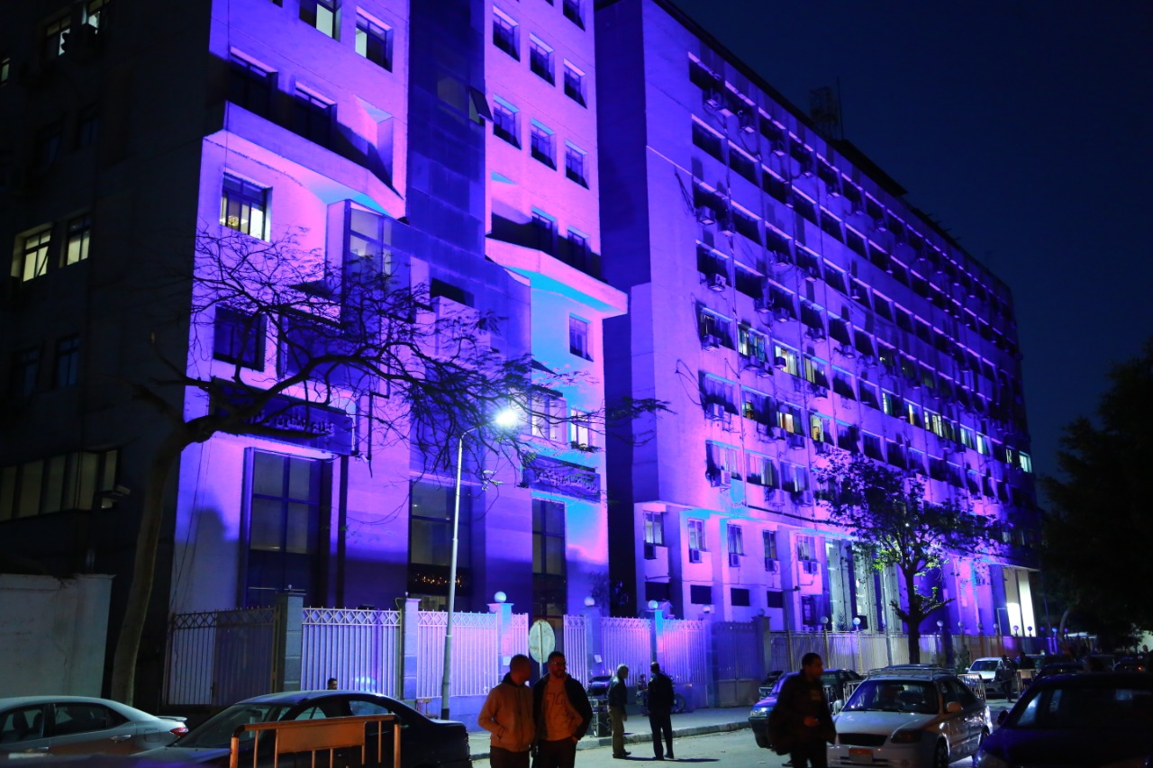 مبنى وزارة التضامن   باللون الأزرق يضئ بمناسبة  اليوم  العالمي لاضطراب طيف التوحد