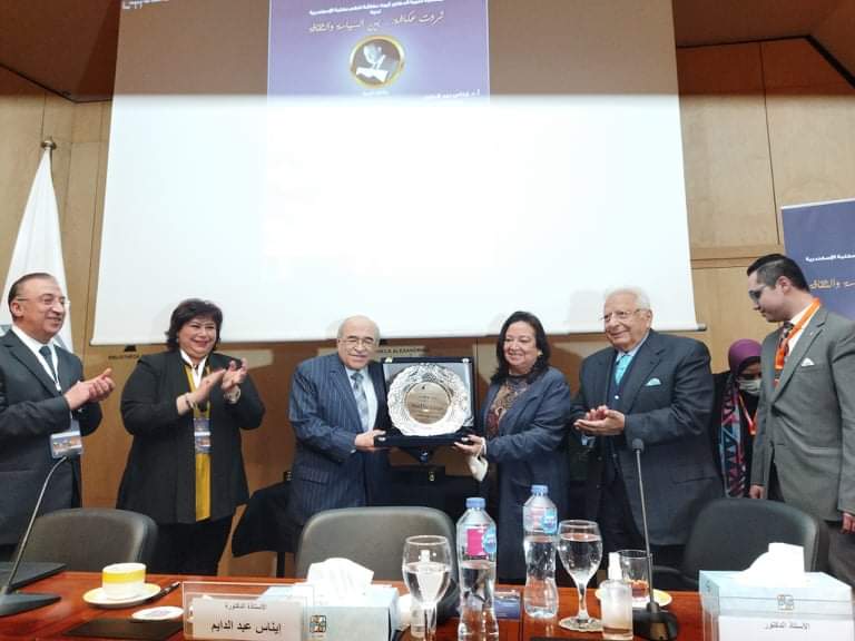 تكريم الأسرة تكريم الأسرة