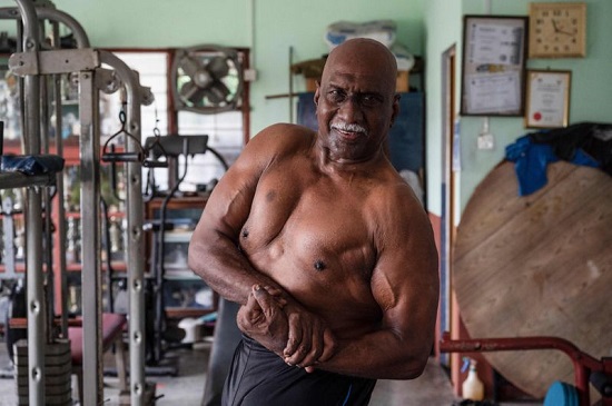 لاعب كمال الأجسام الماليزي لا يزال قويًا في عمر 72