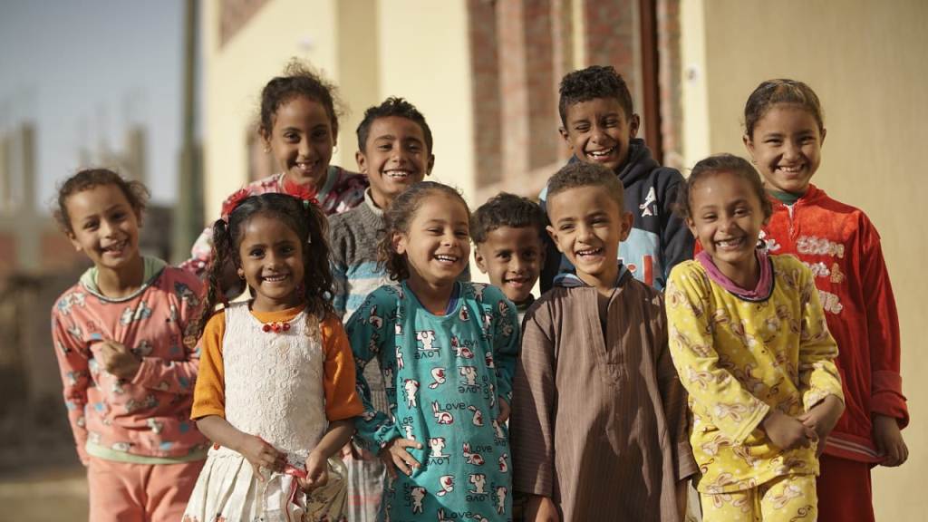 فرحة الأطفال بتطوير منازلهم بقرية الغريرة