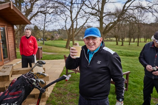 يستمتع روجر بكوب من الحساء بعد جولته في نادي هادلي وود للجولف