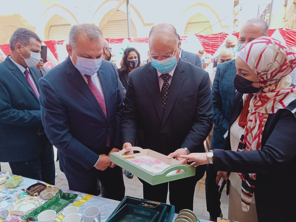 محافظ القاهرة خلال افتتاح معرض للمنتجات بالسيدة زينب (1)