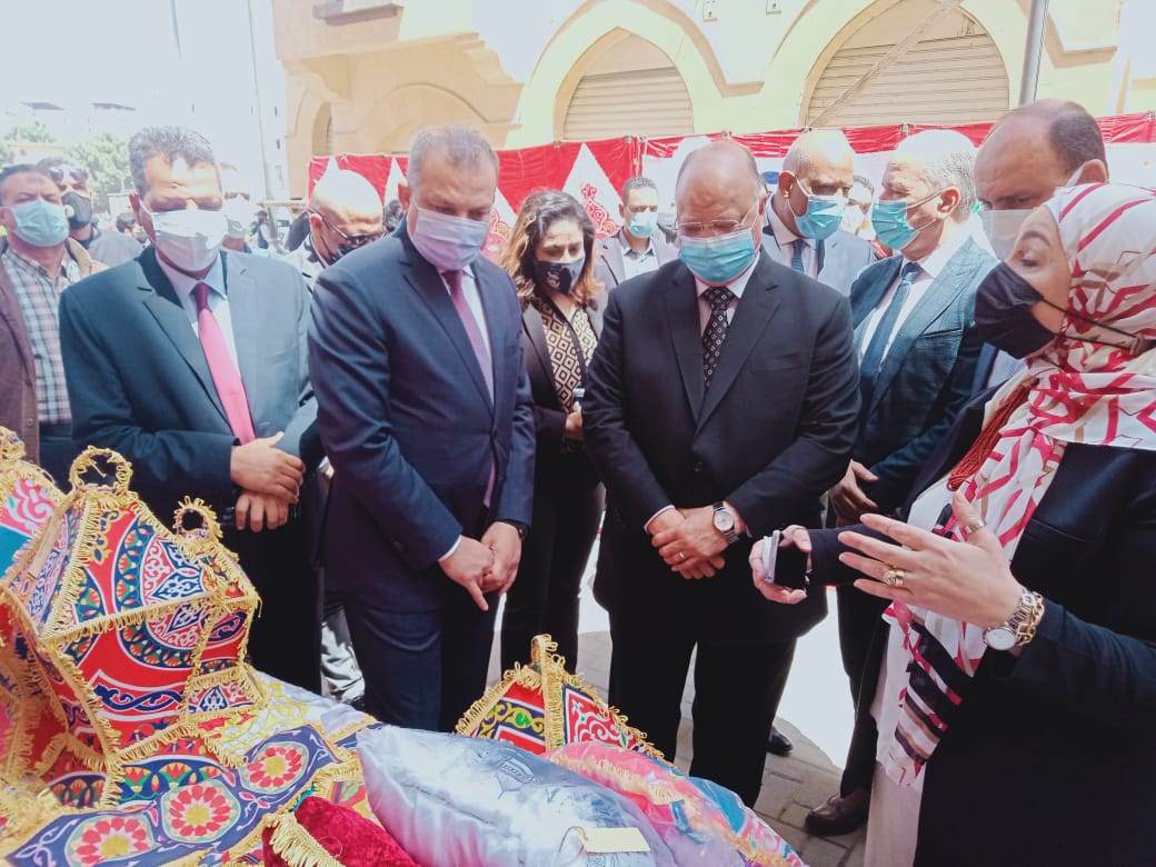 محافظ القاهرة خلال افتتاح معرض للمنتجات بالسيدة زينب (2)