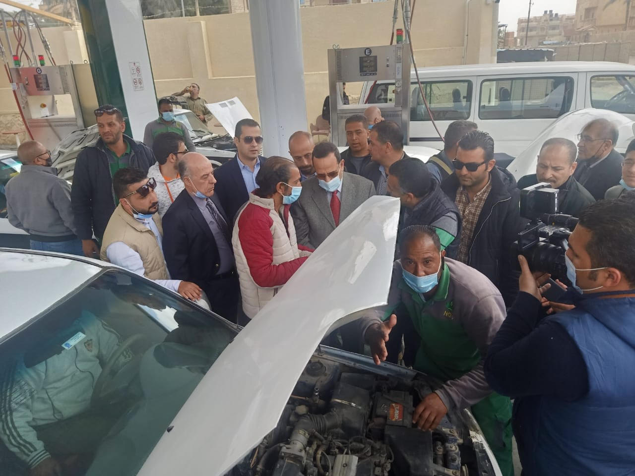 محافظ شمال سيناء بمحة الغاز مع اصحاب السيارات