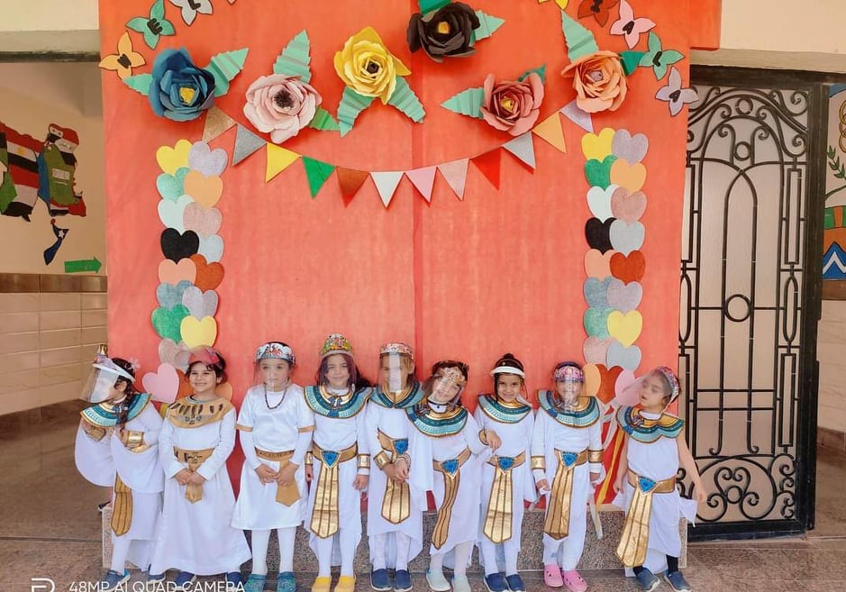 اطفال المدرسة الياباني بشاركون في عرض نقل الموميات بكفر الشيخ