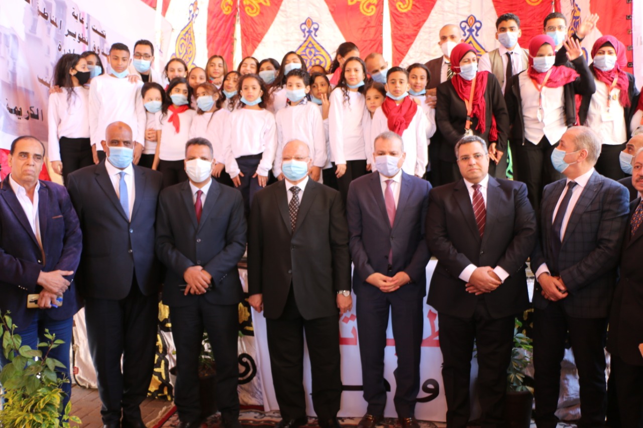 محافظ القاهرة خلال افتتاح معرض للمنتجات بالسيدة زينب (6)
