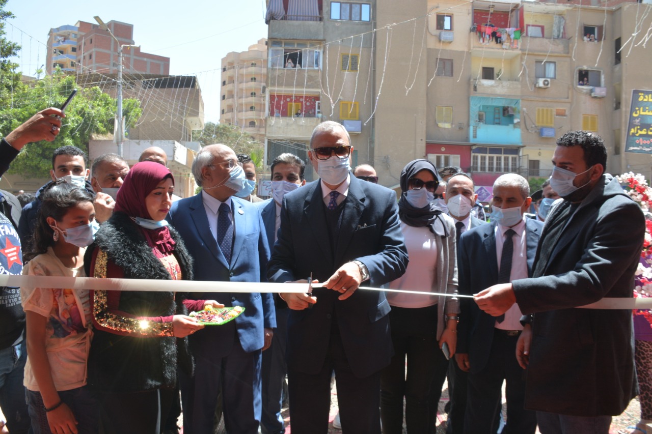 خلال افتتاح أحد المعارض خلال افتتاح أحد المعارض