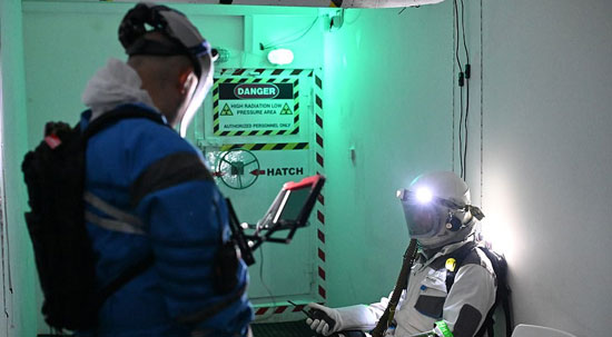 أثناء الإقامة في قاعدة القمر يقوم المشاركون بإجراء تجارب مختلفة