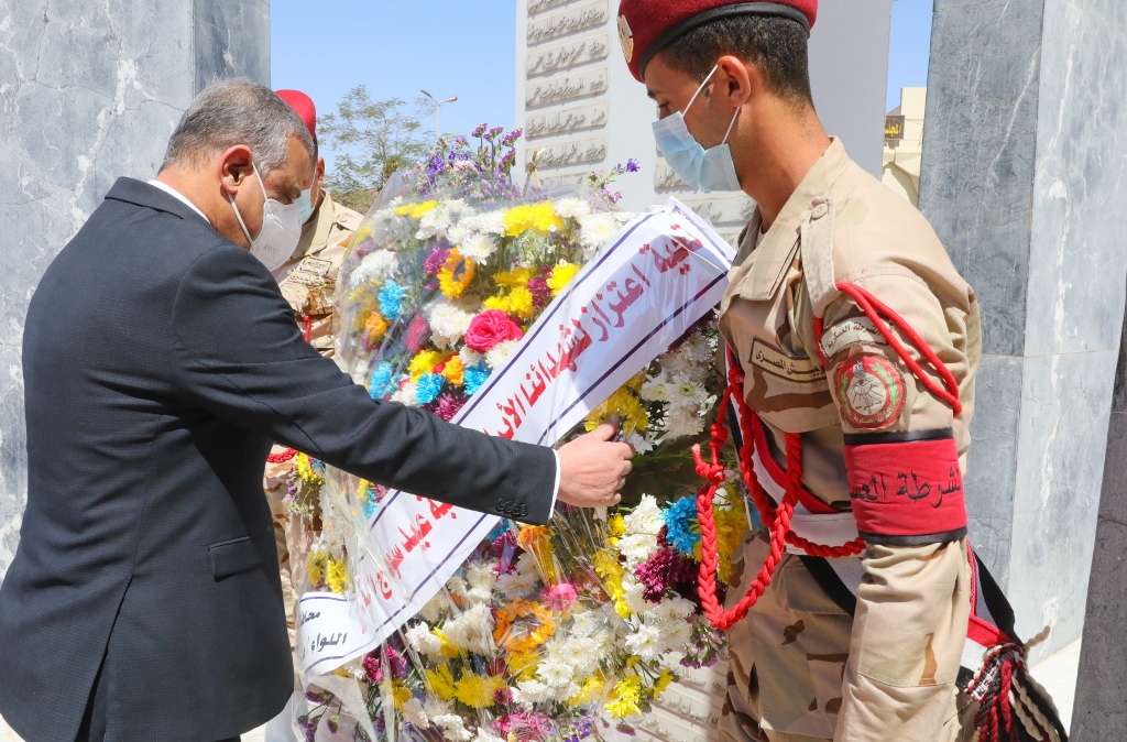 المحافظ يضع اكليل الزهور بمناسبة العيد القومي (1)