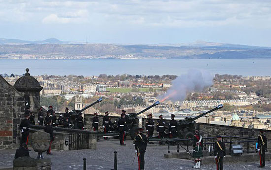 أطلق أعضاء المدفعية الملكية 41 طلقة تحية من قلعة إدنبرة