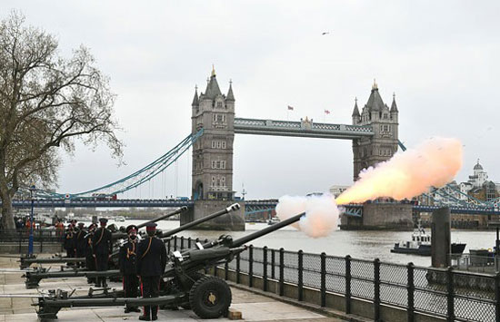 أطلق أعضاء سرية المدفعية النار من رصيف في برج لندن