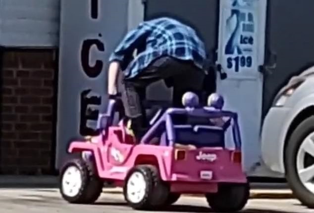 امرأة تقود سيارة كهربائية للأطفال لذهاب للسوبر ماركت بأمريكا  (3)