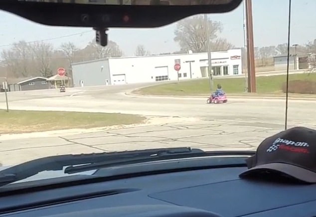 امرأة تقود سيارة كهربائية للأطفال لذهاب للسوبر ماركت بأمريكا  (1)