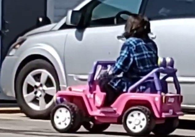 امرأة تقود سيارة كهربائية للأطفال لذهاب للسوبر ماركت بأمريكا  (2)