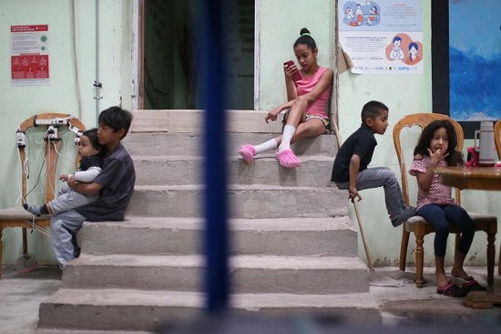 أطفال أمريكا الوسطى يستريحون في ملجأ في سيوداد خواريز