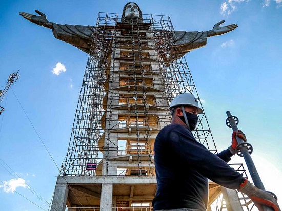 التمثال الجديد أعلى من تمثال المسيح الفادي في ريو دي جانيرو