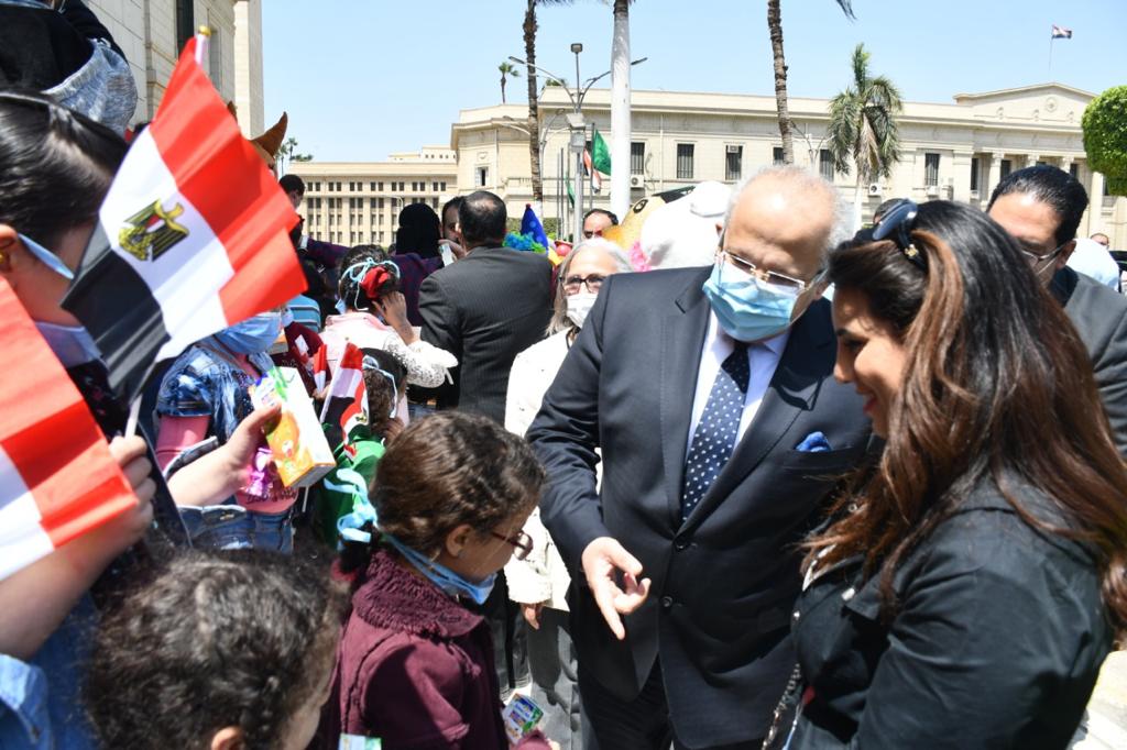 رئيس جامعة القاهرة يتحدث للأطفال