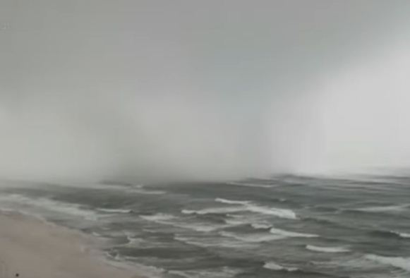 العاصفة تملء الشاطئ