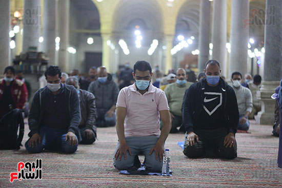 مصريون يؤدون أول صلاة تراويح لشهر رمضان 2021 فى ظل استمرار فيروس كورونا (3)